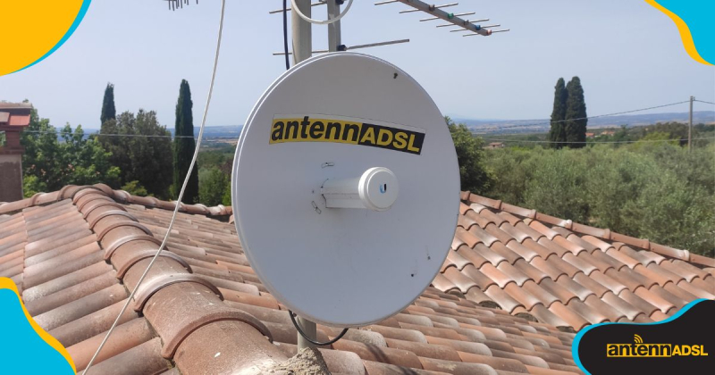 La foto di un antenna Fibra-Radio FWA di AntennADSL di Viterbo sul tetto